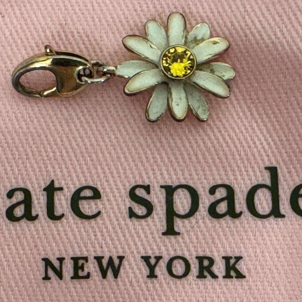 KATE SPADE Daisy Vintage Into The Bloom 12 KT Plated Charm (no Bracelet) - Picture 3 of 7
